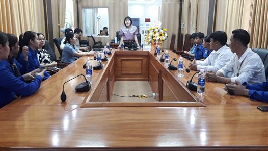 Đoàn sinh viên Lào tại Trường CĐSP Quảng Trị tham quan Trung tâm IOC tỉnh